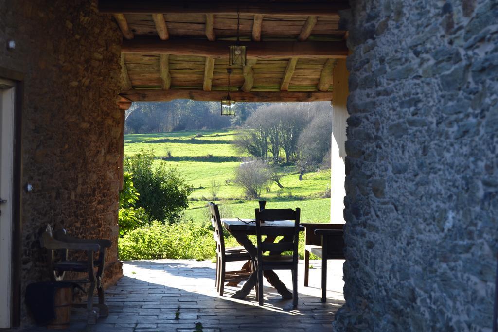 Vila Peregrina Castaneda  Luaran gambar